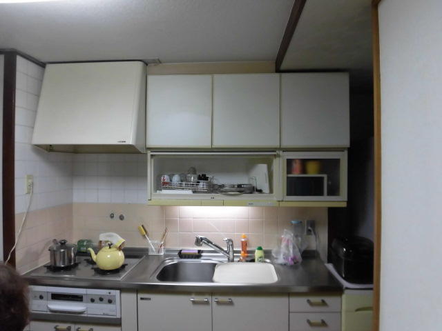 松戸市 システムキッチンの吊戸棚＆レンジフードの交換リフォーム 