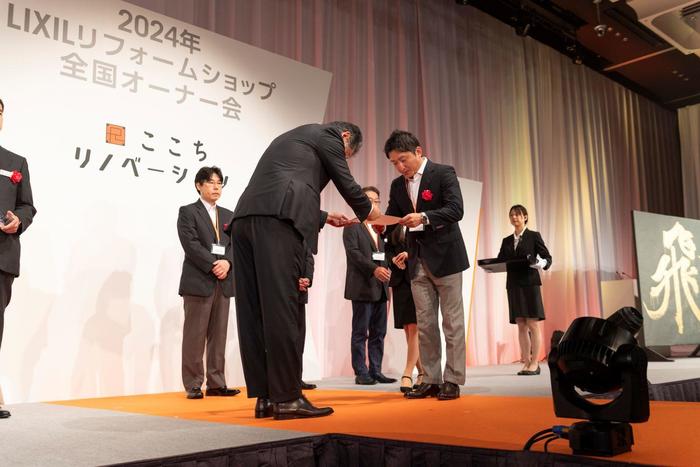 【写真⑤】笠原建設 上越店様_永年加盟表彰_LRS全国オーナー会2024.jpg