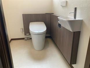 広いトイレを有効利用し、収納と手洗いカウンター付きのタンクレストイレに入れ替え