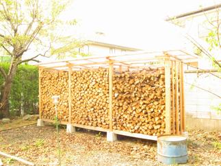 お客様自家製のマキ小屋にはそろえたマキがぎっしり。