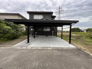 屋根を跳ね出し仕様にしたことで、悪天候でも玄関から車での行き来がスムーズになりました！