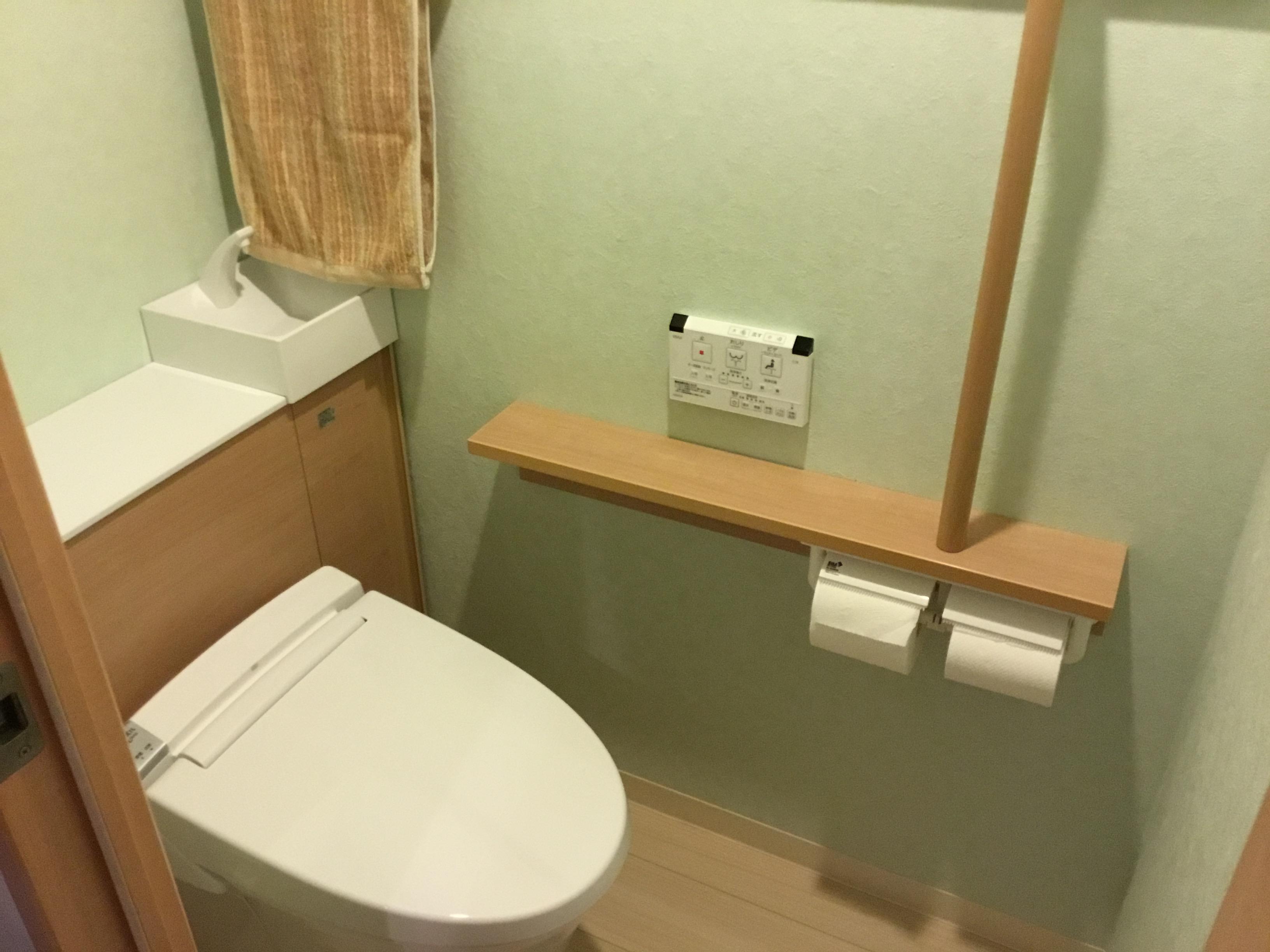 緑の壁紙の明るいトイレに変身 墨田区