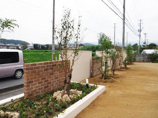 門壁の内側にも植栽スペースを配置。